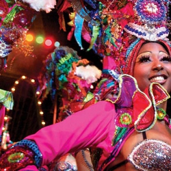 Entrada al Cabaret Parisien y disfrute del show "Cubano Cubano"